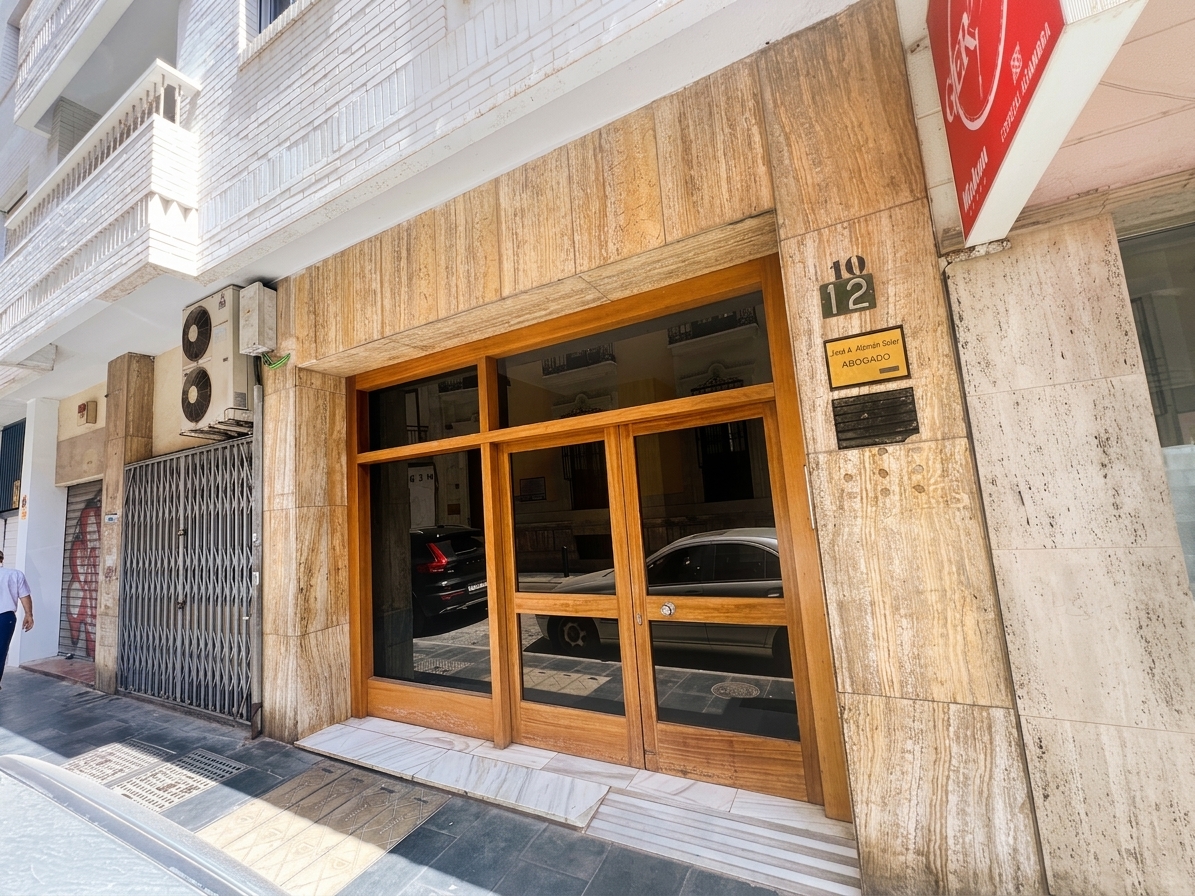 Fachada del edificio de Integral Psicología, Almería