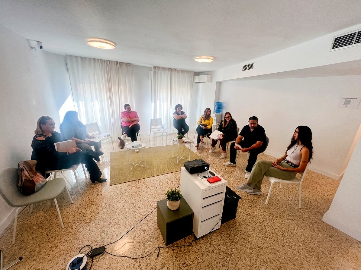 Aula en círculo en Almería para coaching de equipos y dinámicas grupales