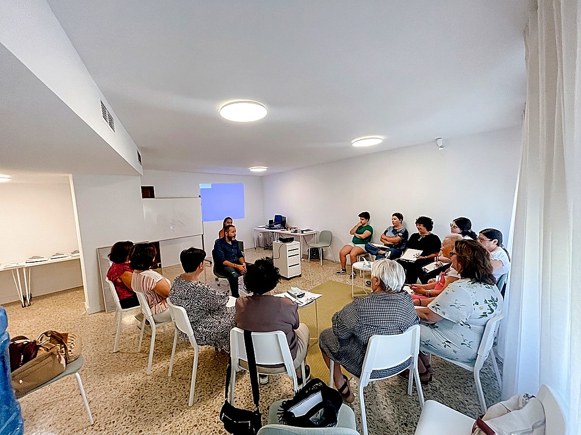 Sala de formación en alquiler en Almería: dinámica grupal en círculo con proyector y 14 participantes