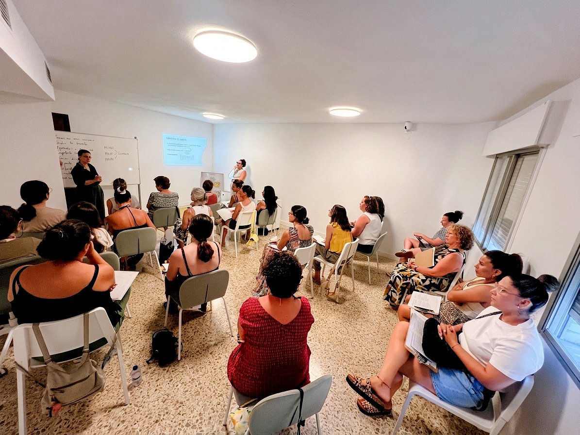 Sala de formación en alquiler en Almería: vista panorámica con grupo amplio en círculo