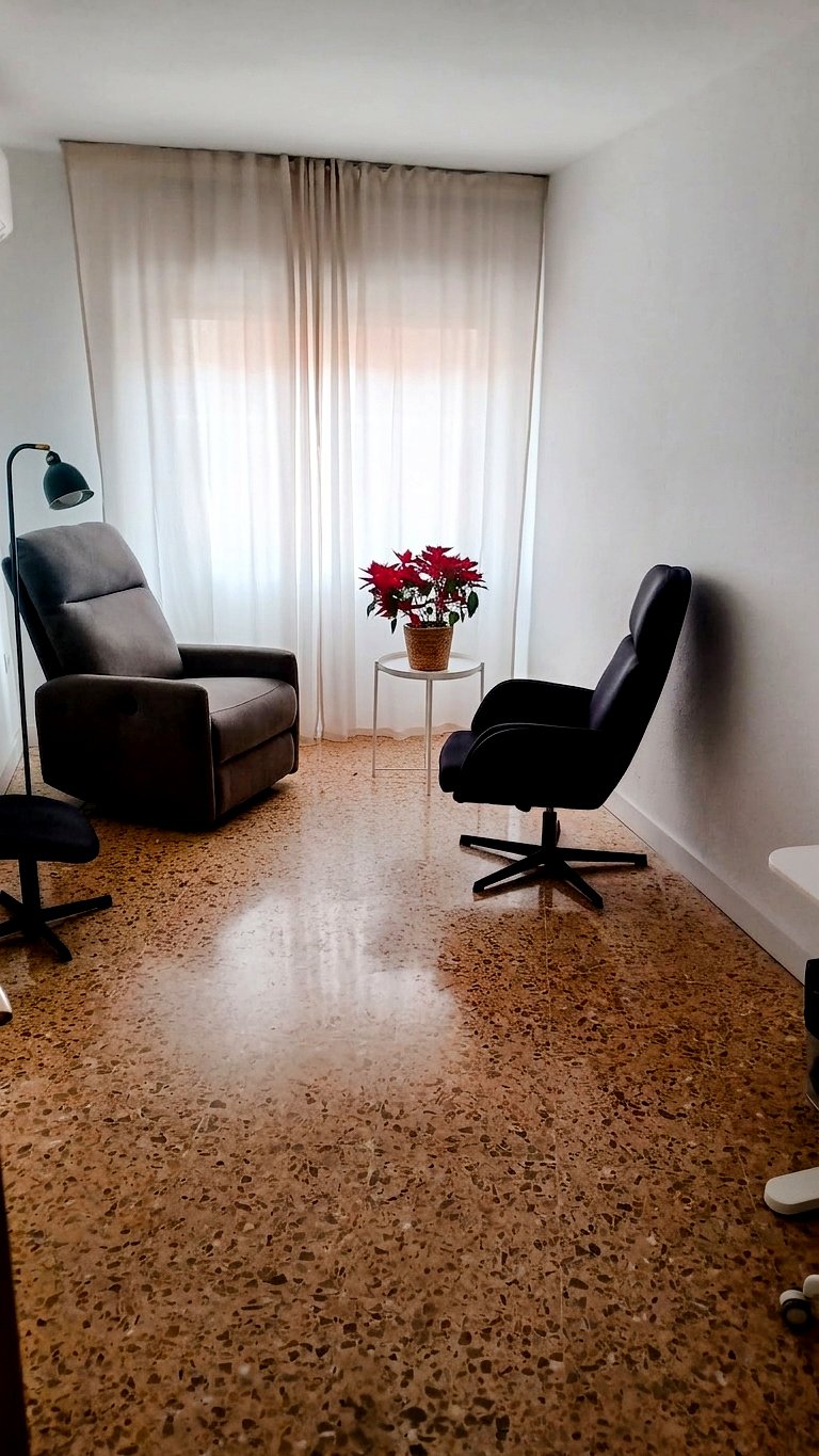 Despacho A en alquiler en Almería: dos sillones de terapia con luz natural