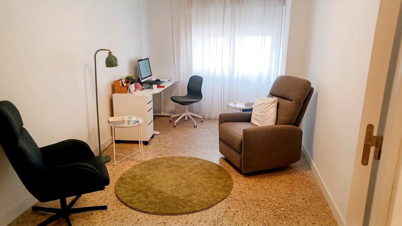Despacho C en alquiler en Almería: sillas de oficina, sillón y alfombra verde