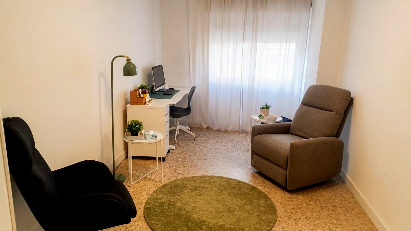 Despacho C en alquiler en Almería: vista del rincón de trabajo con cortinas blancas