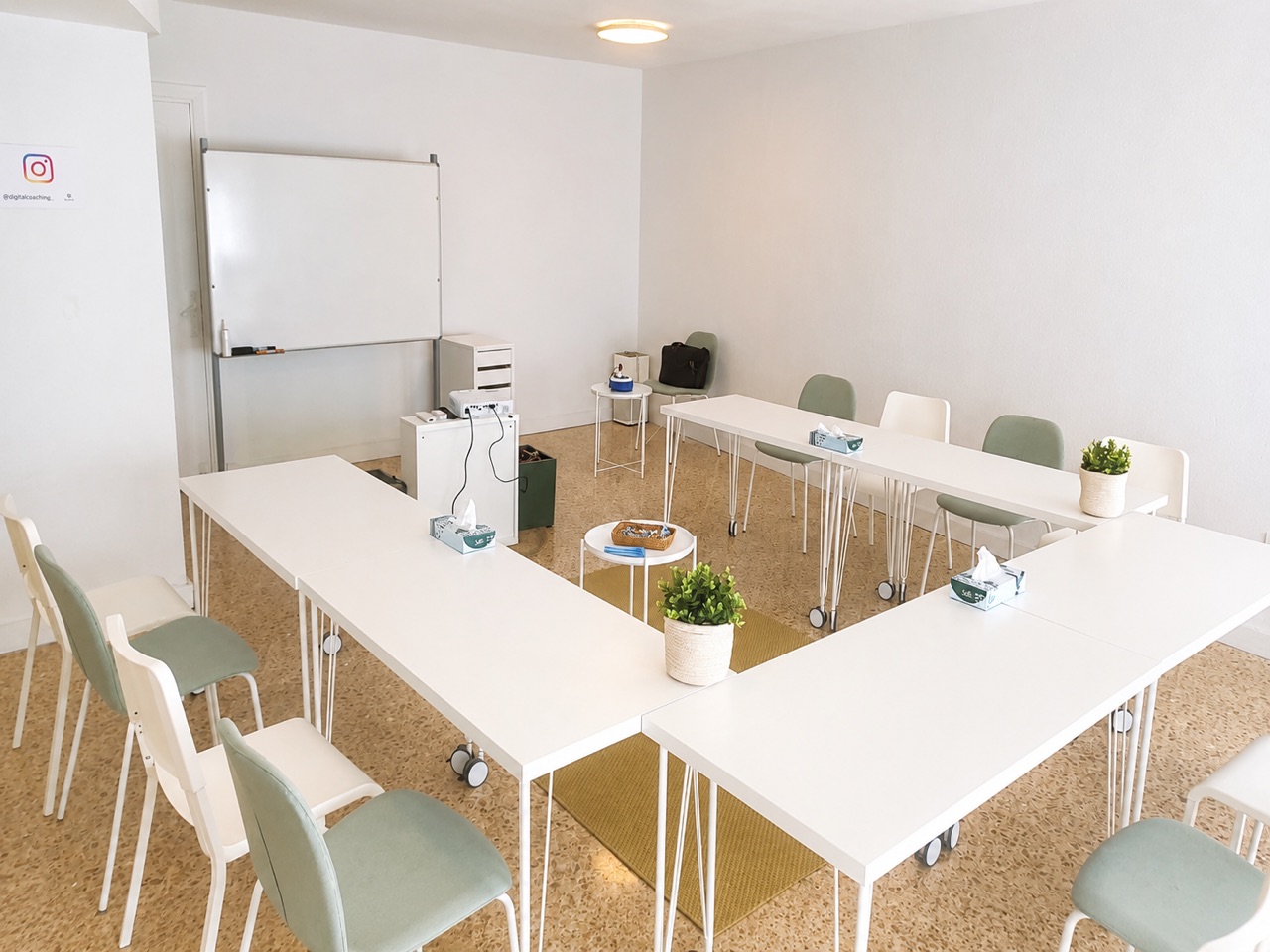 Sala de reuniones en U con mesas en Almería, la otra configuración habitual para reuniones