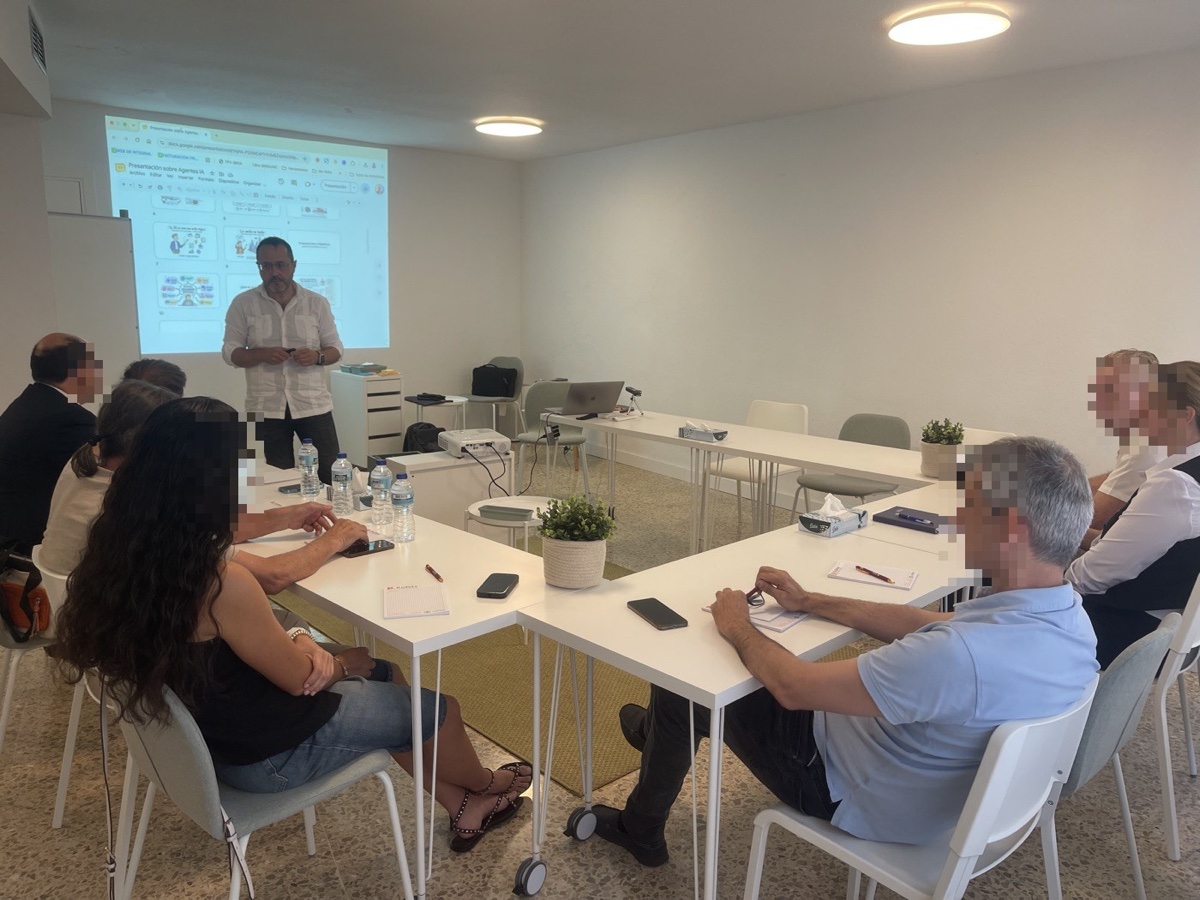 Formacion real en el aula de Integral en Almeria, configuracion en U con mesas