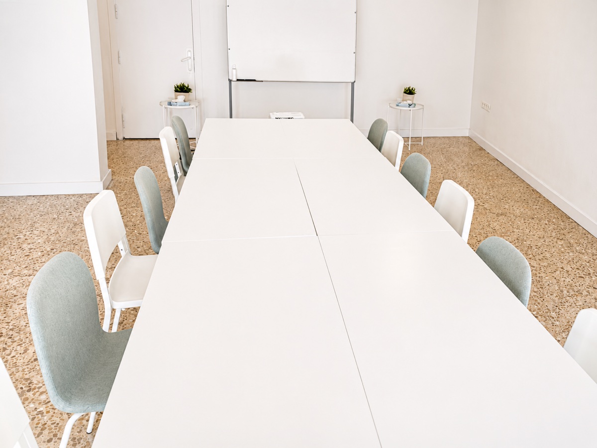Sala de reuniones en Almeria, mesa central para juntas y sesiones de equipo