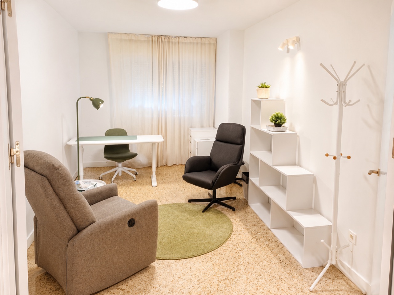 Despacho luminoso para psicólogos en alquiler en Almería, sillones y gran ventana con luz natural